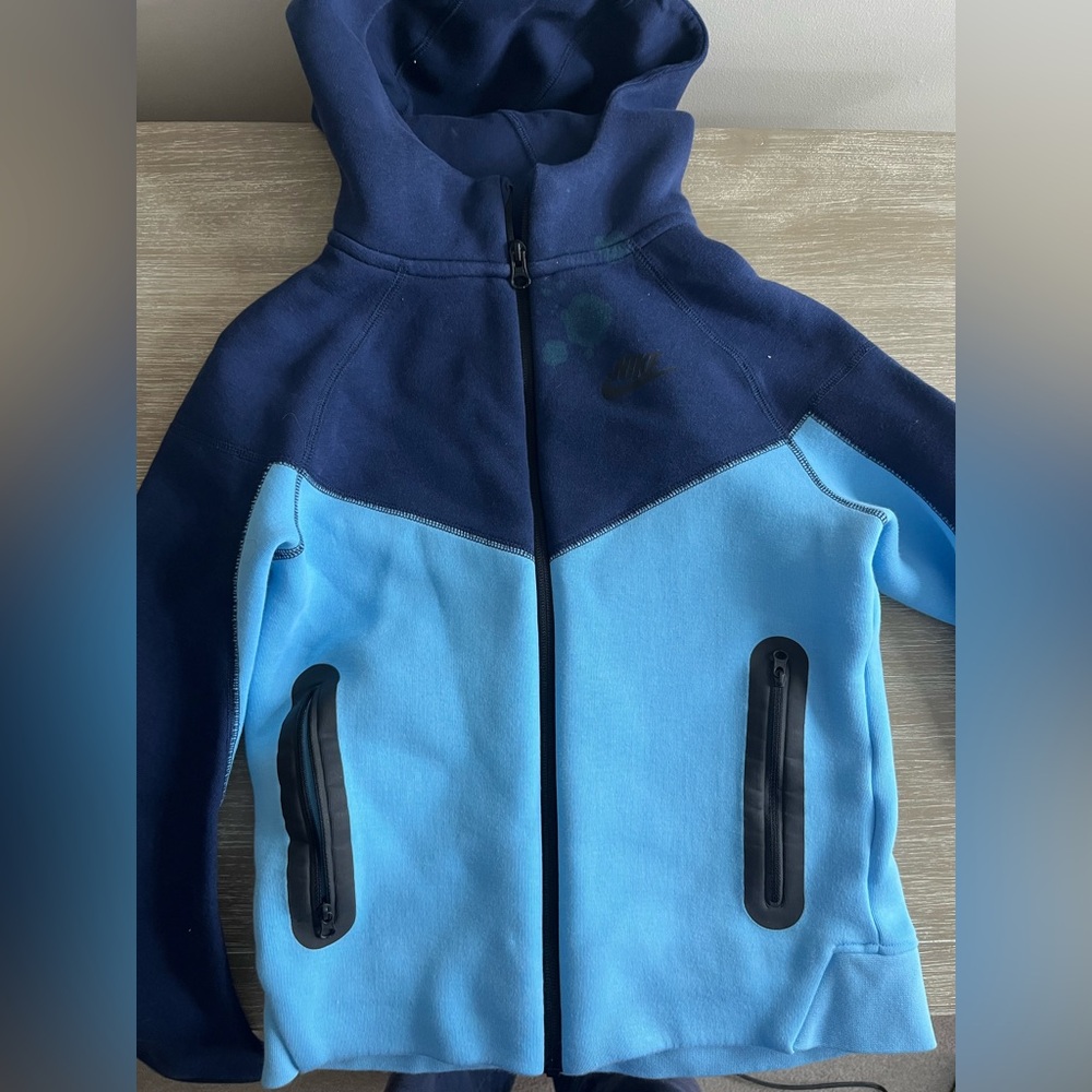 Boys 2 tone Nike tech jacket. Size Medium. Read description. - Picture 4 of 5